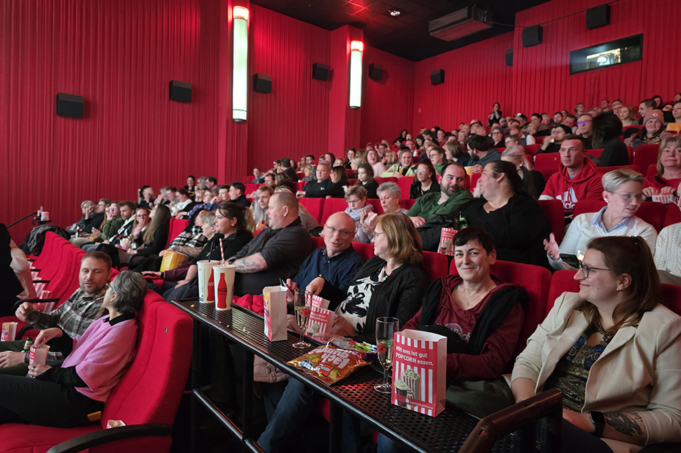 Volle Zuschauerränge bei der Filmpremiere im Filmpalast Aschersleben